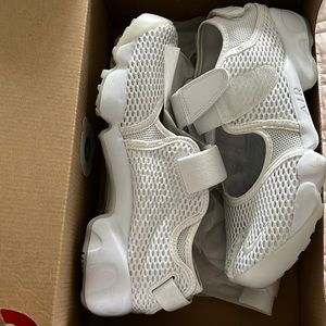 Used Nike women’s sneakers